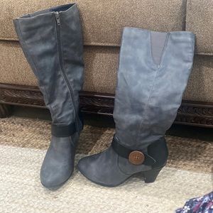 Knee high gray with black accent boots - size 7